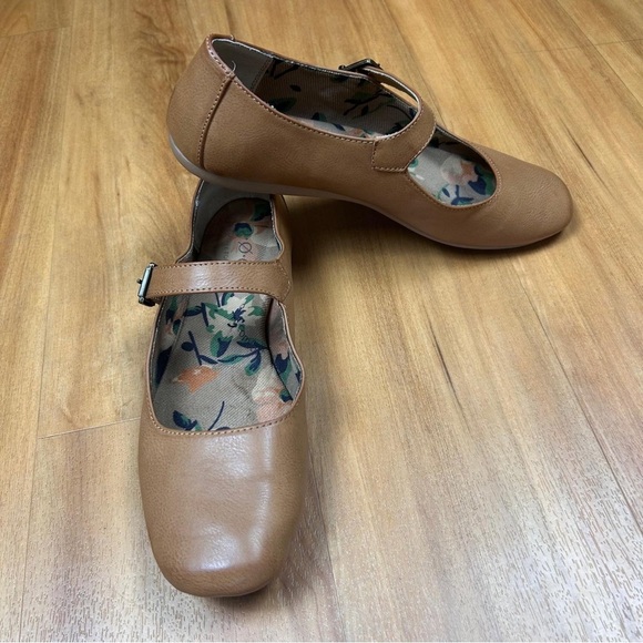 BOC Tan Leather Flats with Strap and Rounded Toe - Picture 3 of 9